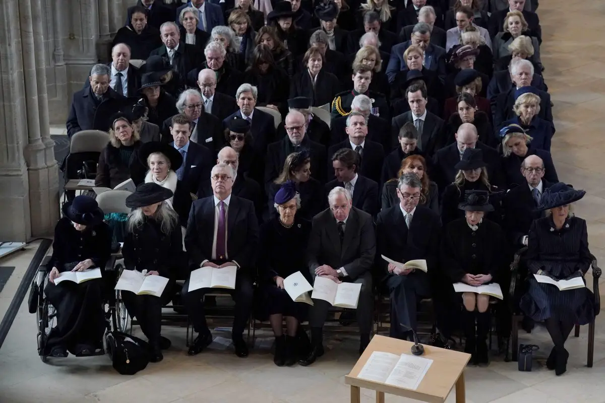 Membri della famiglia reale britannica partecipano a un servizio commemorativo in onore del compianto Re Costantino II di Grecia presso la Cappella di San Giorgio, Windsor il 27 febbraio 2024 (Jonathan Brady/PA Images/Alamy)