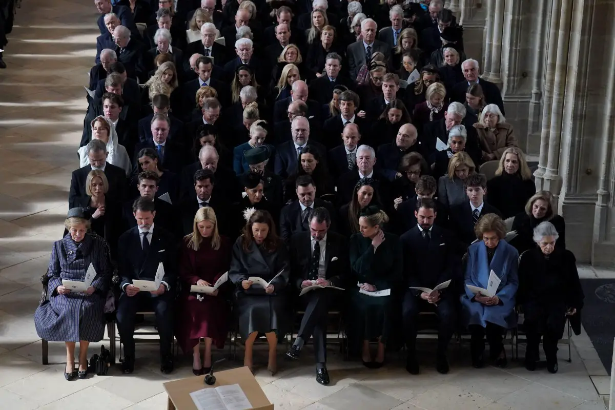 Membri della famiglia reale greca e altre famiglie reali straniere partecipano a un servizio commemorativo in onore del compianto Re Costantino II di Grecia presso la Cappella di San Giorgio, Windsor il 27 febbraio 2024 (Jonathan Brady/PA Images/Alamy)