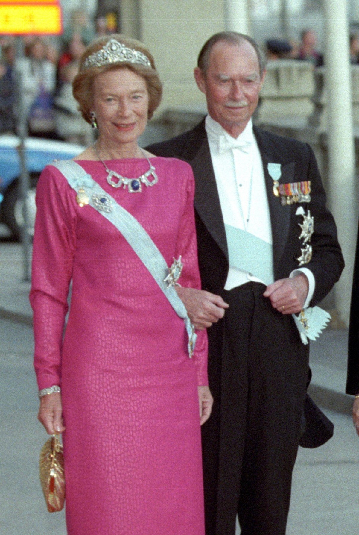 Il Granduca Jean e la Granduchessa Giuseppina-Carlotta di Lussemburgo partecipano a un gala per il 50° compleanno del Re Carl XVI Gustaf di Svezia il 30 Aprile 1996 (Bjørn Sigurdsøn/NTB/Alamy)