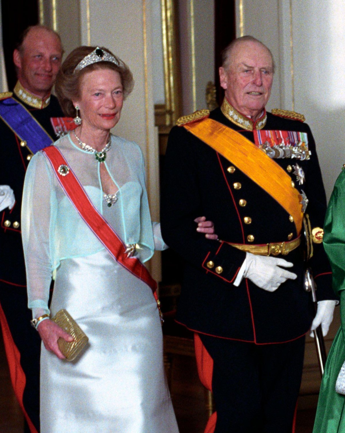 La Granduchessa Giuseppina-Carlotta di Lussemburgo e il Re Olav V di Norvegia partecipano a un banchetto di stato al Palazzo Reale di Oslo il 2 Maggio 1990 (Bjørn Sigurdsøn/NTB/Alamy)