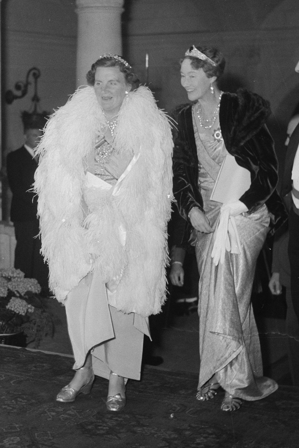 La Regina Giuliana dei Paesi Bassi e la Granduchessa Carlotta di Lussemburgo visitano il teatro durante la visita di Giuliana a Lussemburgo, Giugno 1951 (J.D. Noske/Anefo/Nationaal Archief/Wikimedia Commons)