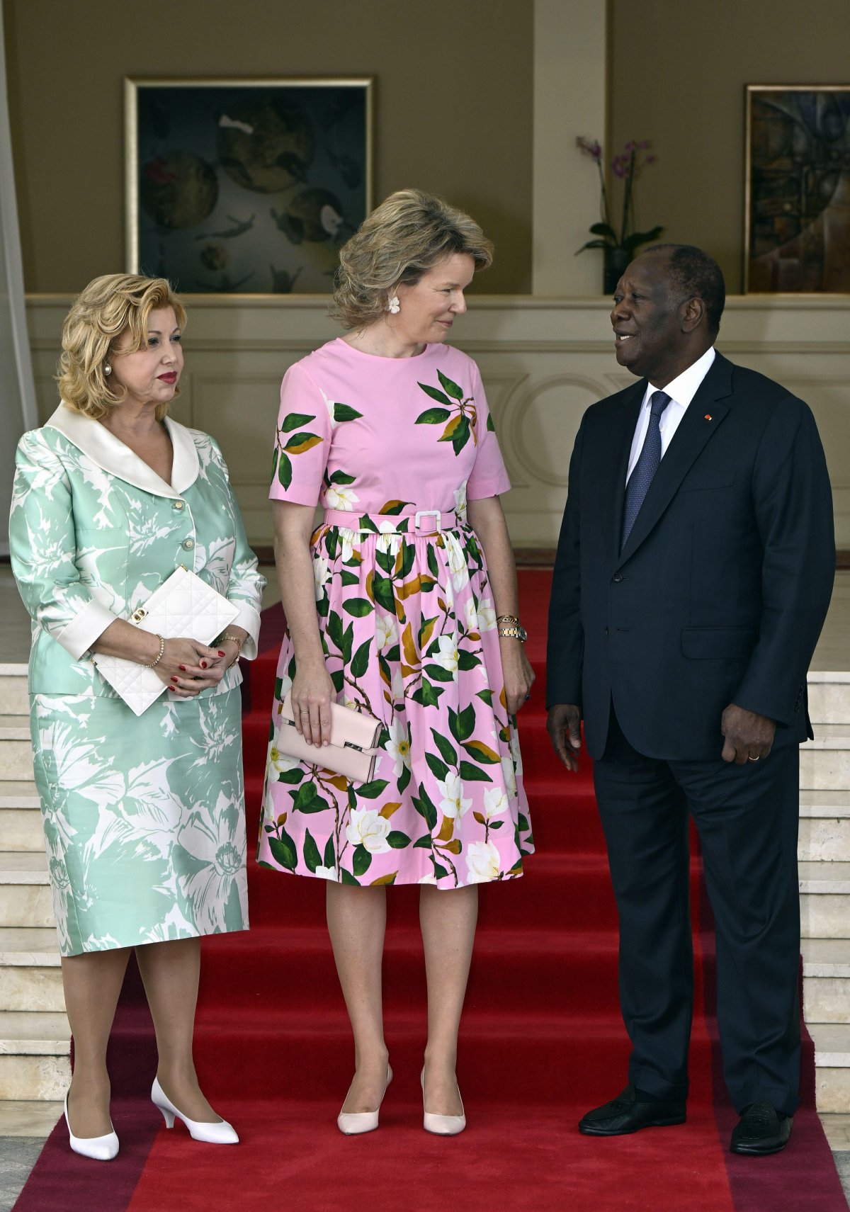 La regina dei belgi è accolta dal presidente della Costa d'Avorio Alassane Ouattara e sua moglie, Dominique, presso la residenza presidenziale di Abidjan il 4 marzo 2024 (ERIC LALMAND/Belga News Agency/Alamy)