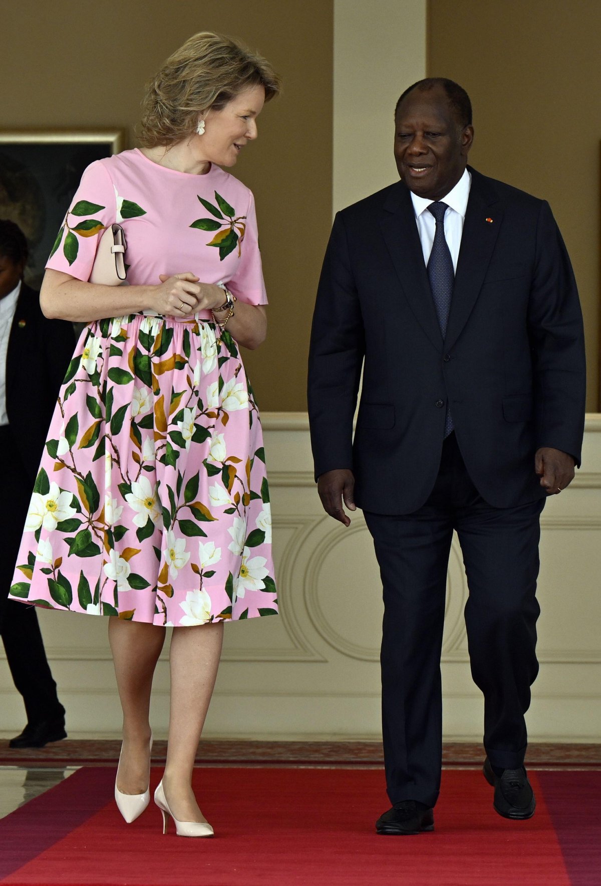 La regina dei belgi è accolta dal presidente della Costa d'Avorio Alassane Ouattara presso la residenza presidenziale di Abidjan il 4 marzo 2024 (ERIC LALMAND/Belga News Agency/Alamy)