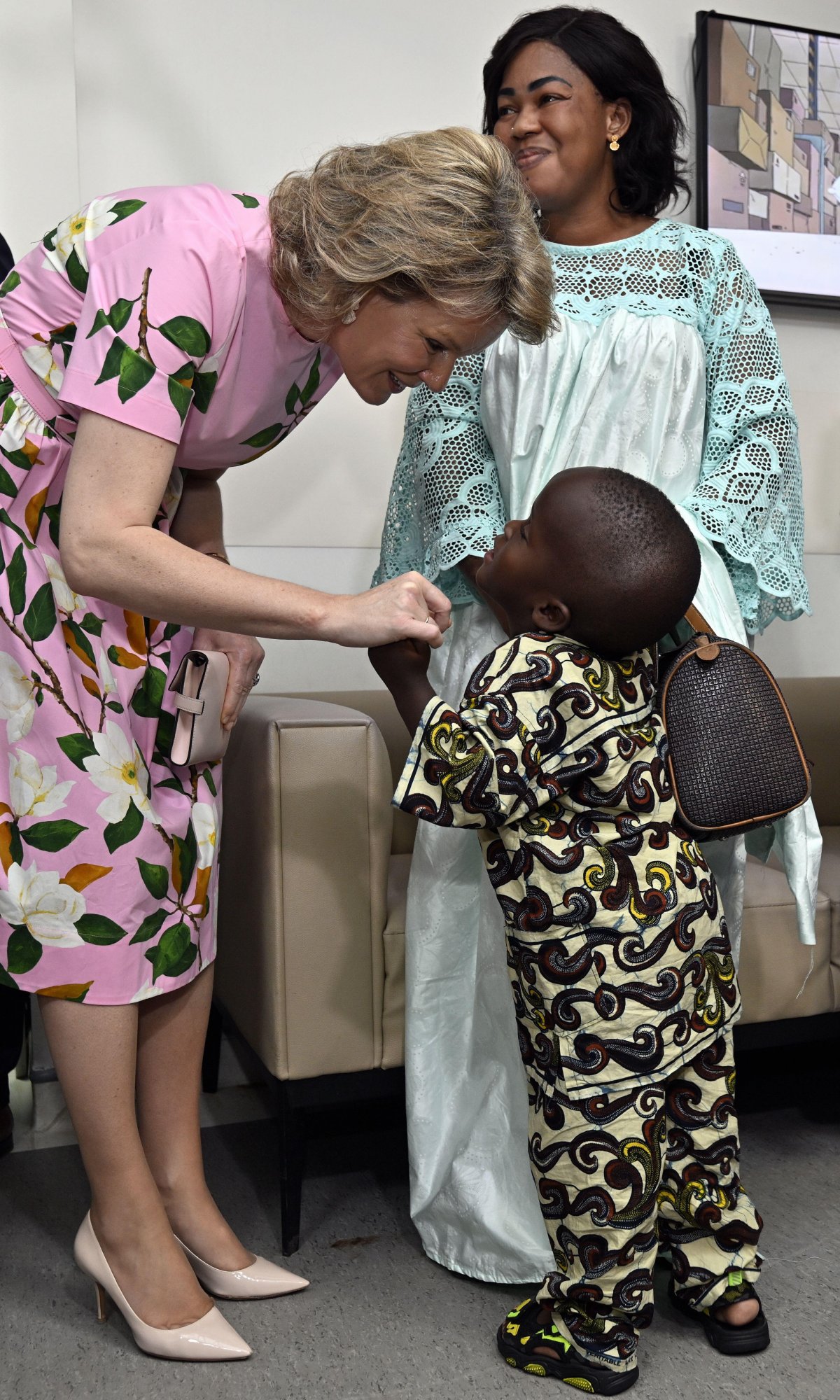 La regina dei belgi visita l'ospedale Madre e Bambino di Bingerville durante una visita di lavoro con le Nazioni Unite in Costa d'Avorio il 4 marzo 2024 (ERIC LALMAND/Belga News Agency/Alamy)