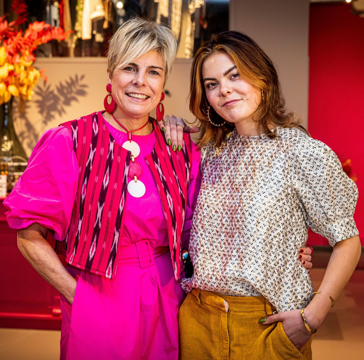 La principessa Laurentien dei Paesi Bassi e sua figlia, la contessa Eloise di Orange-Nassau, posano durante una presentazione stampa del loro negozio di abbigliamento vintage, My Lima Lima, all'Aia il 1 marzo 2024 (Patrick van Katwijk/DPA Picture Alliance/Alamy)