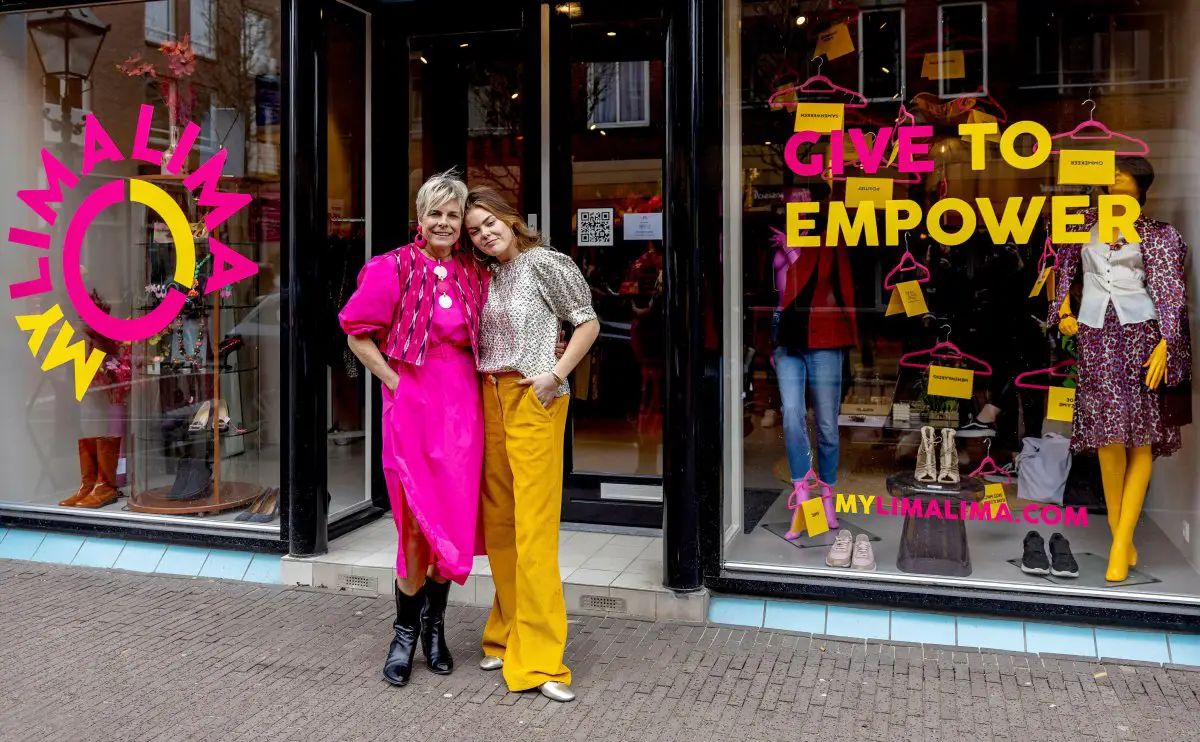 La principessa Laurentien dei Paesi Bassi e sua figlia, la contessa Eloise di Orange-Nassau, posano durante una presentazione stampa del loro negozio di abbigliamento vintage, My Lima Lima, all'Aia il 1 marzo 2024 (Albert Nieboer/DPA Picture Alliance/Alamy)