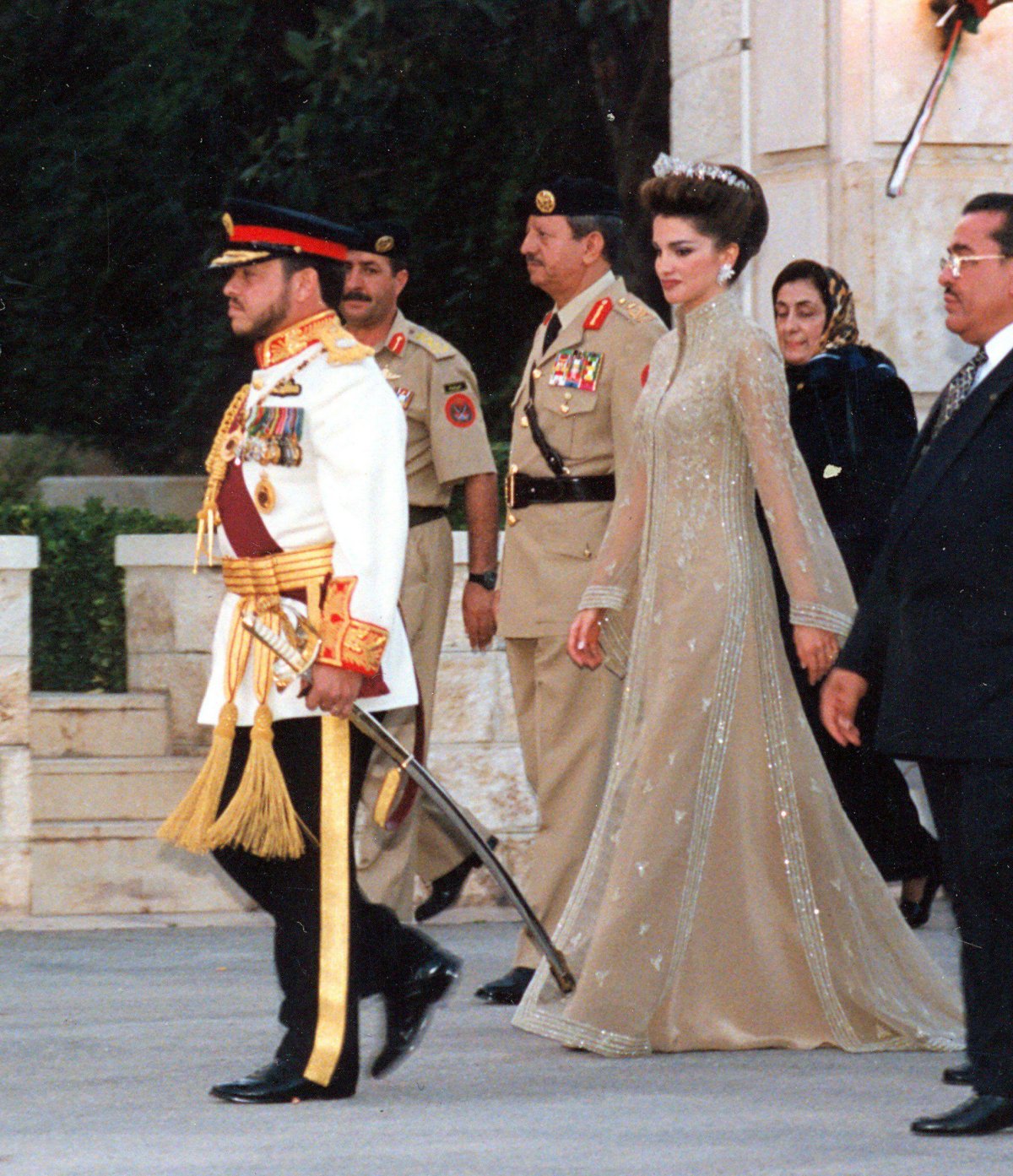 Il Re Abdullah II e la Regina Rania di Giordania sono fotografati il giorno della sua incoronazione ad Amman, 9 giugno 1999 (Balkis Press/Abaca Press/Alamy)