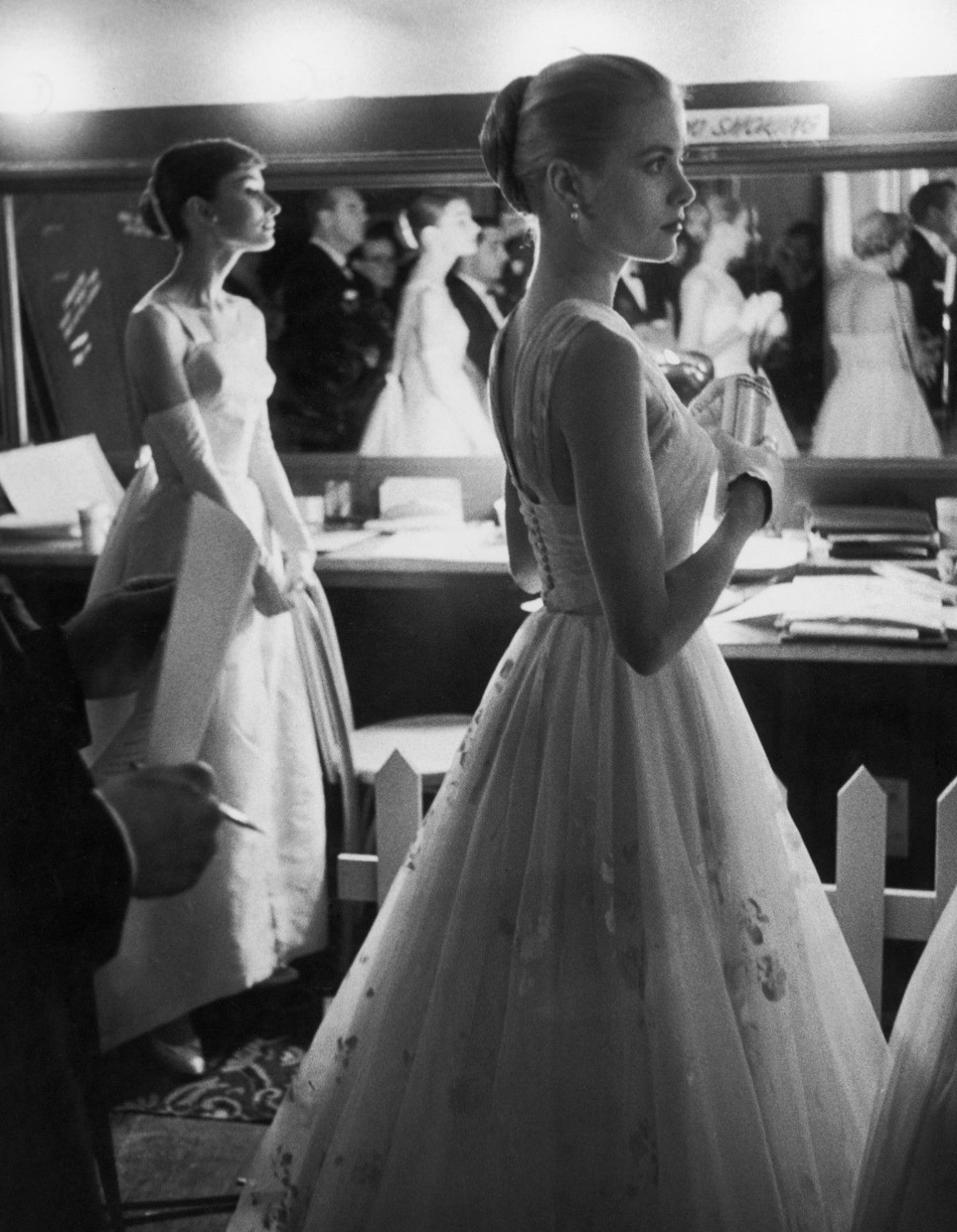 Foto di pubblicità di Audrey Hepburn & Grace Kelly in un camerino dietro le quinte al RKO Pantages Theatre durante la 28a edizione degli Academy Awards nel 1956