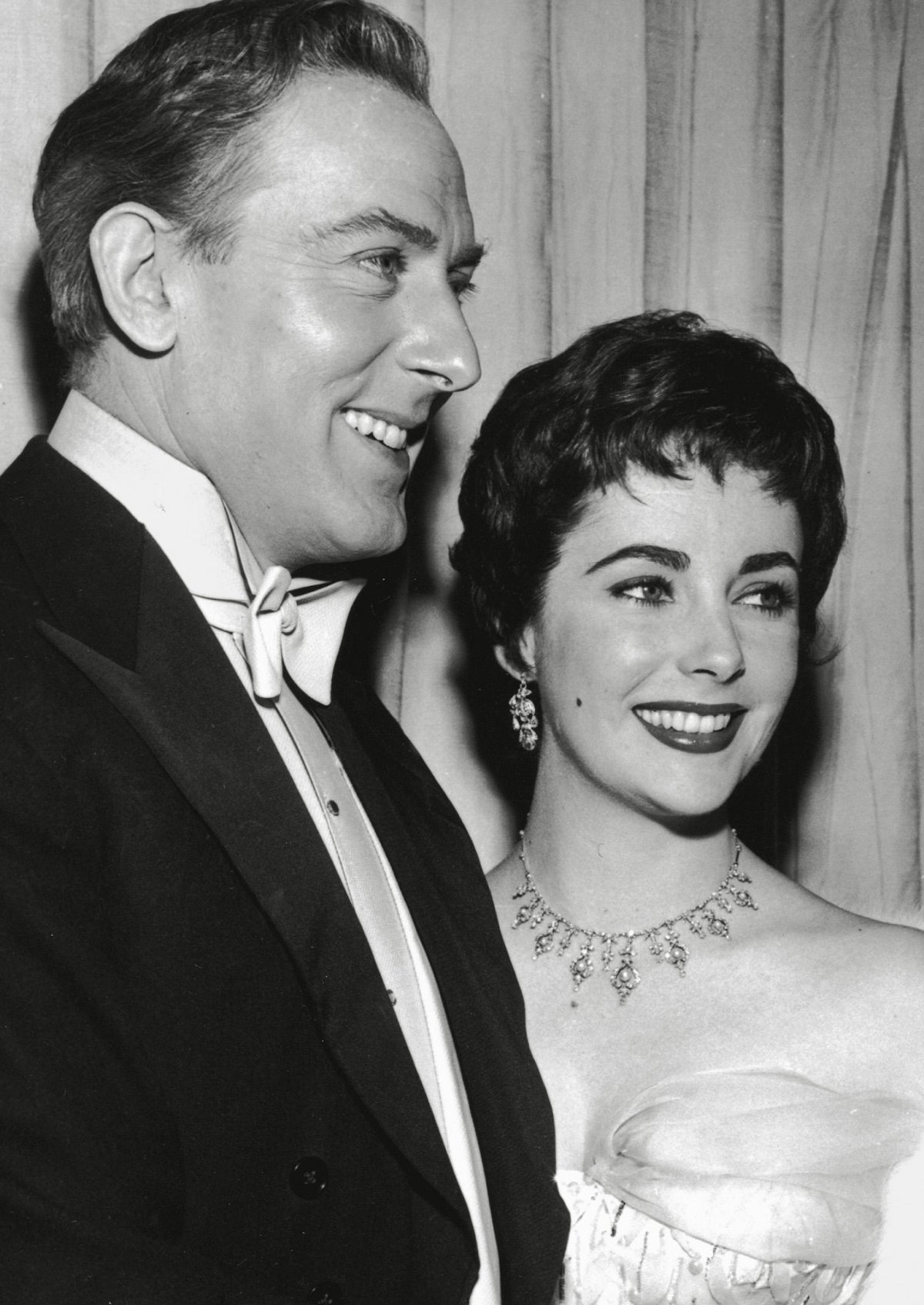 Michael Wilding e Elizabeth Taylor partecipano alla 26a cerimonia degli Academy Awards presso il RKO Pantages Theatre a Hollywood il 25 marzo 1954 (PictureLux/The Hollywood Archive/Alamy)