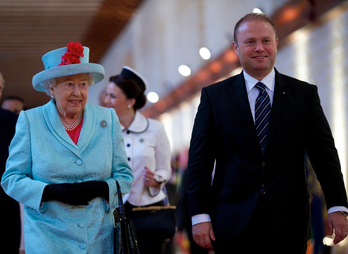 La regina Elisabetta II del Regno Unito e il Primo Ministro maltese Joseph Muscat partecipano alla cerimonia di apertura del Commonwealth Heads of Government Meeting (CHOGM) a La Valletta, Malta, il 27 novembre 2015 (Jin Yu/Xinhua/Alamy)