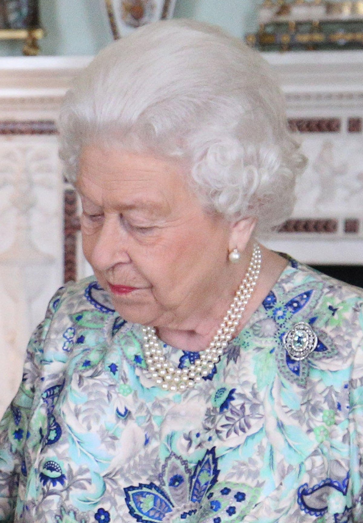 La regina Elisabetta II del Regno Unito presenta la Medaglia d'Oro della Regina per la Poesia al Poeta Laureato Simon Armitage a Buckingham Palace il 29 maggio 2019 (Jonathan Brady/PA Images/Alamy)