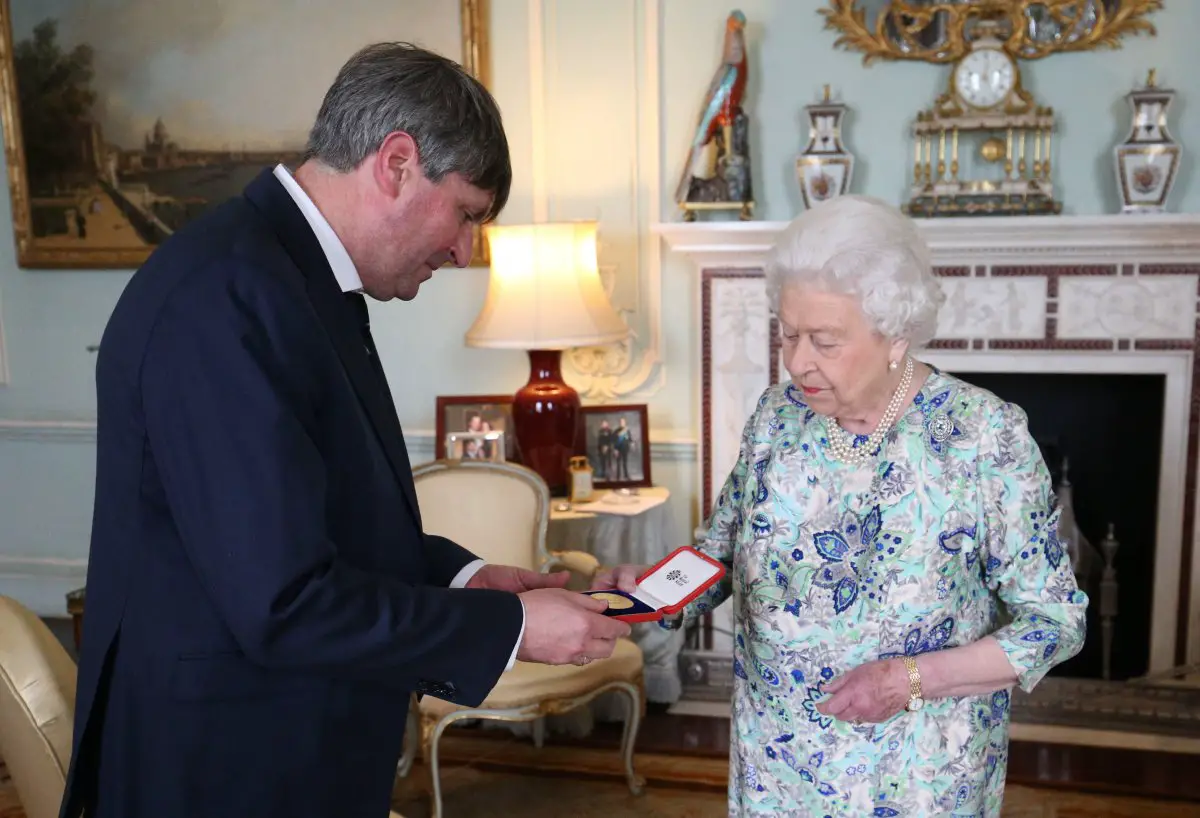 La regina Elisabetta II del Regno Unito presenta la Medaglia d'Oro della Regina per la Poesia al Poeta Laureato Simon Armitage a Buckingham Palace il 29 maggio 2019 (Jonathan Brady/PA Images/Alamy)