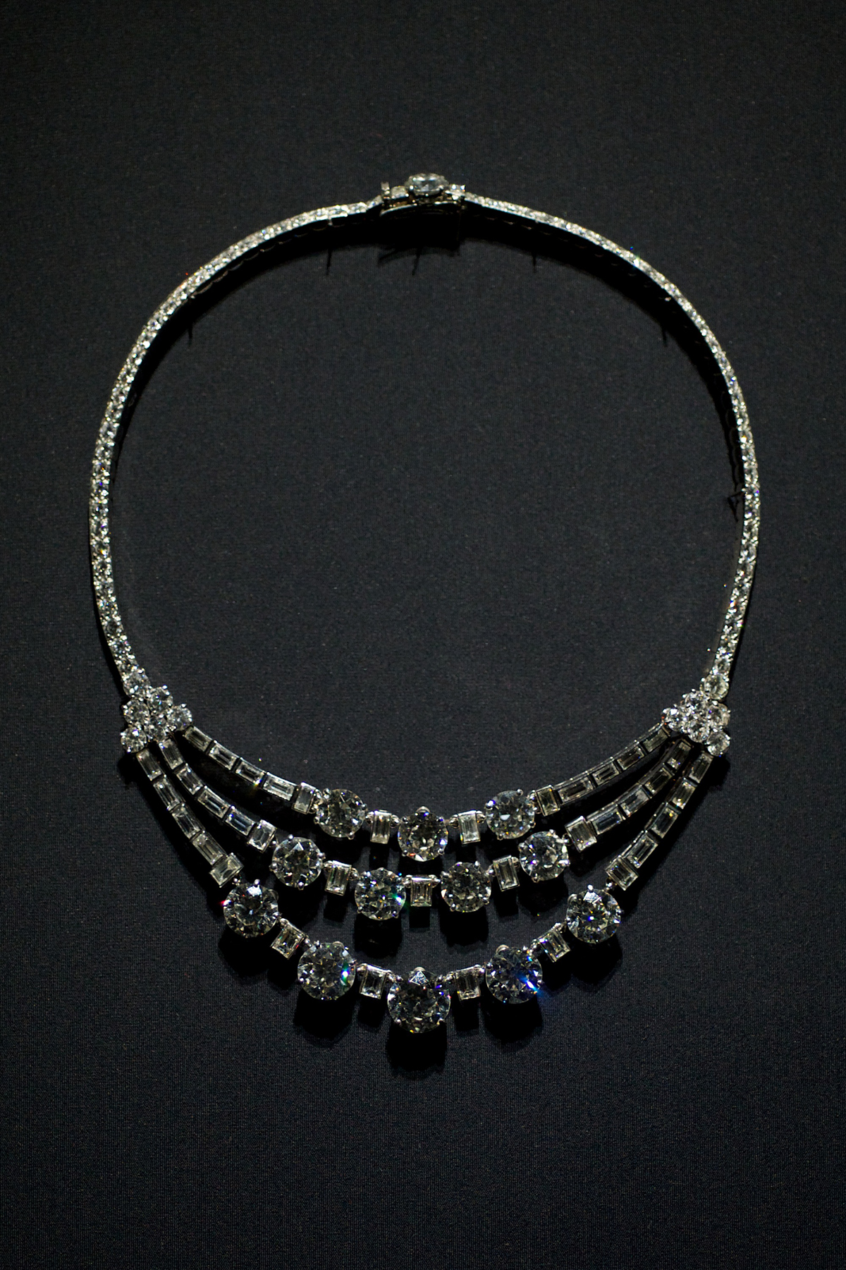 Una collana a festoni di diamanti appartenente alla Principessa Grace di Monaco è esposta durante un'esibizione di gioielli Cartier al Museo Thyssen Bornemisza di Madrid il 22 ottobre 2012 (Carlos Alvarez/Getty Images)