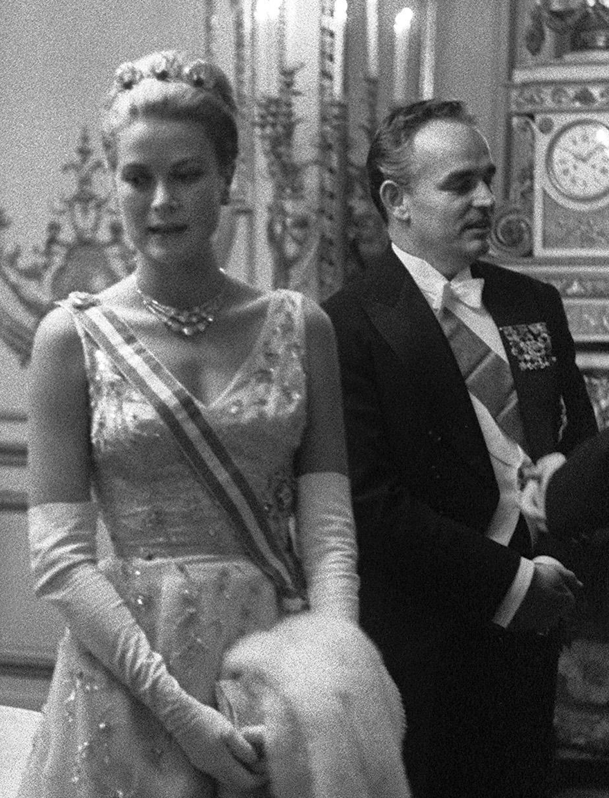 Il Principe Rainier III e la Principessa Grace di Monaco partecipano a una cena all'Elysée di Parigi il 13 ottobre 1959 (STF/AFP/Getty Images)