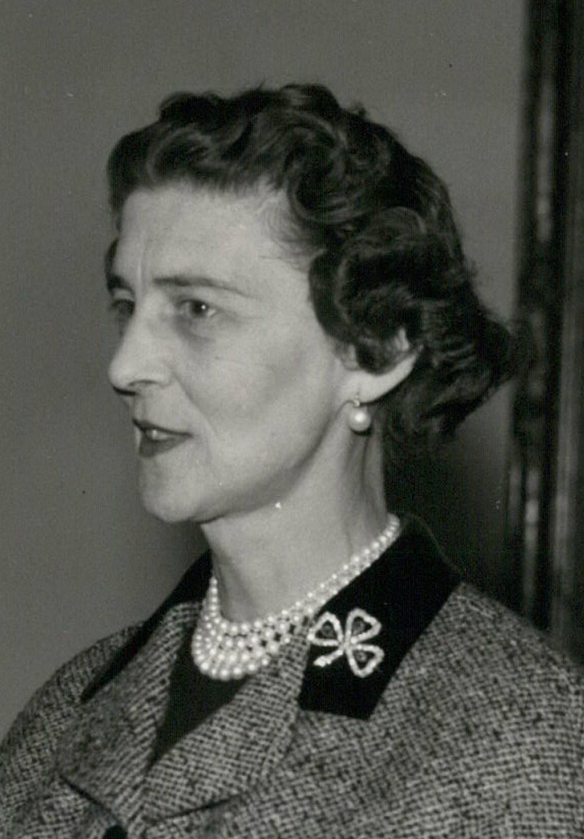 La principessa Marina, duchessa di Kent posa per un ritratto al Kensington Palace il 12 dicembre 1957 (Keystone Press/Alamy)