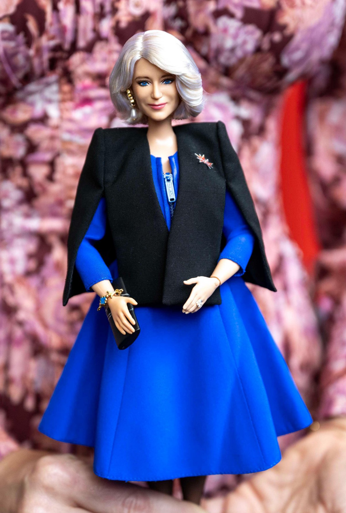 Una bambola Barbie progettata per assomigliare alla regina Camilla è esposta a una ricezione delle Donne del Mondo (WOW) per celebrare la Giornata Internazionale della Donna a Buckingham Palace il 12 marzo 2024 (Paul Grover/PA Images/Alamy)