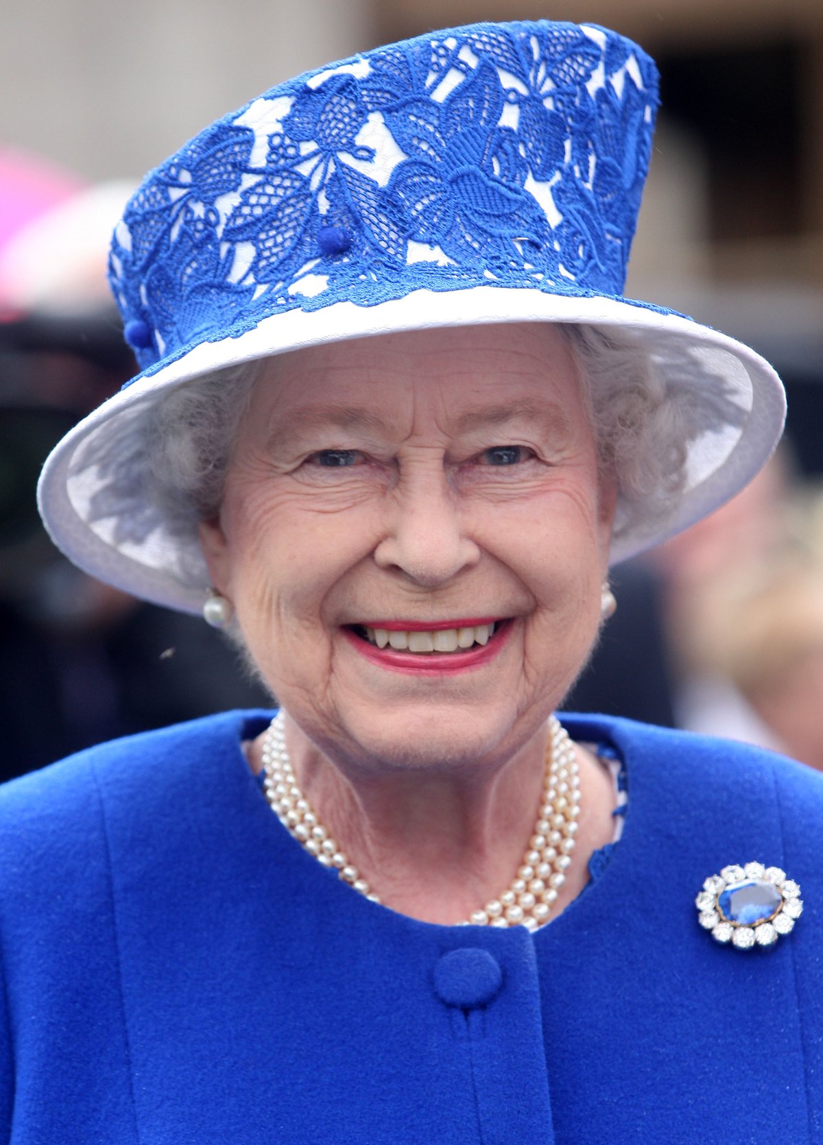 La regina Elisabetta II del Regno Unito partecipa a una festa in giardino al Castello di Balmoral il 7 agosto 2012 (David Cheskin - WPA Pool/Getty Images)