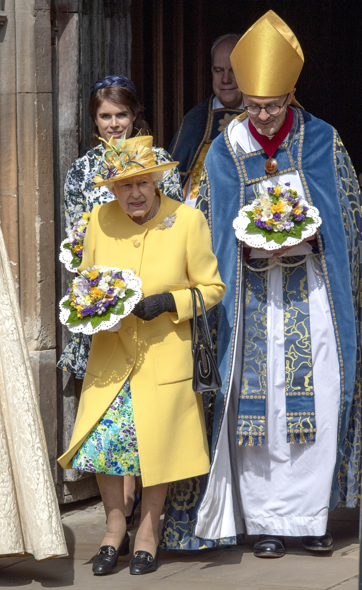 La regina Elisabetta II del Regno Unito e sua nipote, la principessa Eugenie, lasciano la Cappella di St. George dopo il Servizio Reale di Maundy il 18 aprile 2019 (ARTHUR EDWARDS/POOL/AFP via Getty Images)