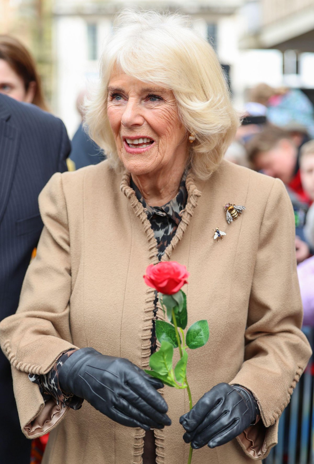 La Regina Camilla del Regno Unito visita il Farmers' Market in The Square a Shrewsbury il 27 marzo 2024 (Chris Jackson/PA Images/Alamy)