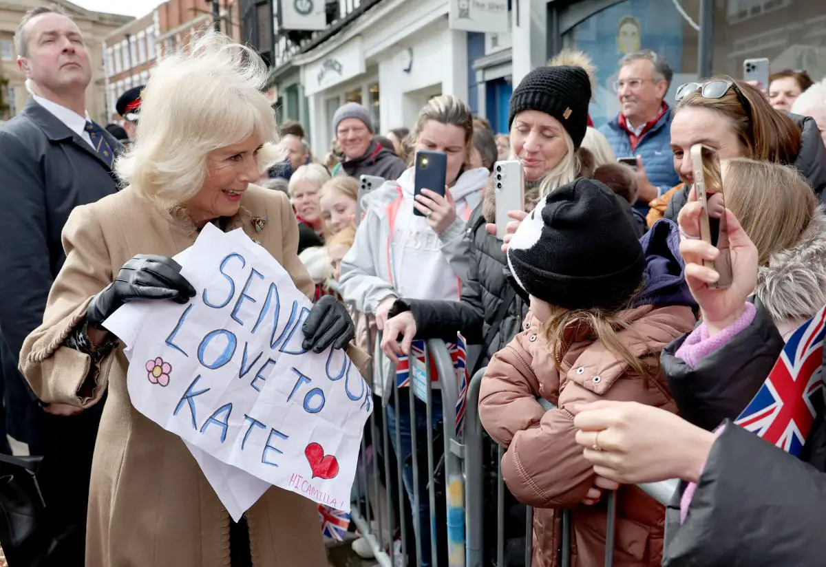 La Regina Camilla del Regno Unito visita il Farmers' Market in The Square a Shrewsbury il 27 marzo 2024 (Chris Jackson/PA Images/Alamy)