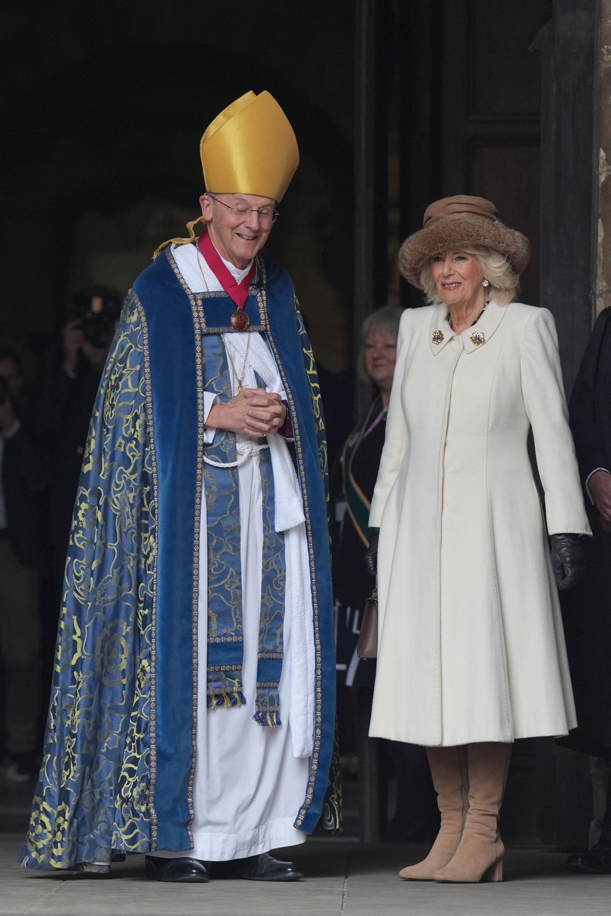 La Regina Camilla del Regno Unito, insieme al Lord Alto Almoner, Vescovo Inge, partecipa al Servizio Reale di Maundy presso la Cattedrale di Worcester il 28 marzo 2024 (Jacob King/PA Images/Alamy)