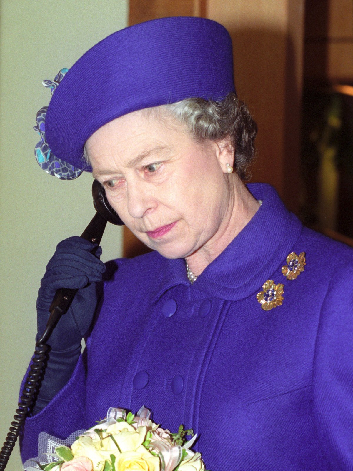 La Regina Elisabetta II del Regno Unito visita un'esposizione sulla storia locale di Bracknell, aprile 1991 (Fiona Hanson/PA Images/Alamy)