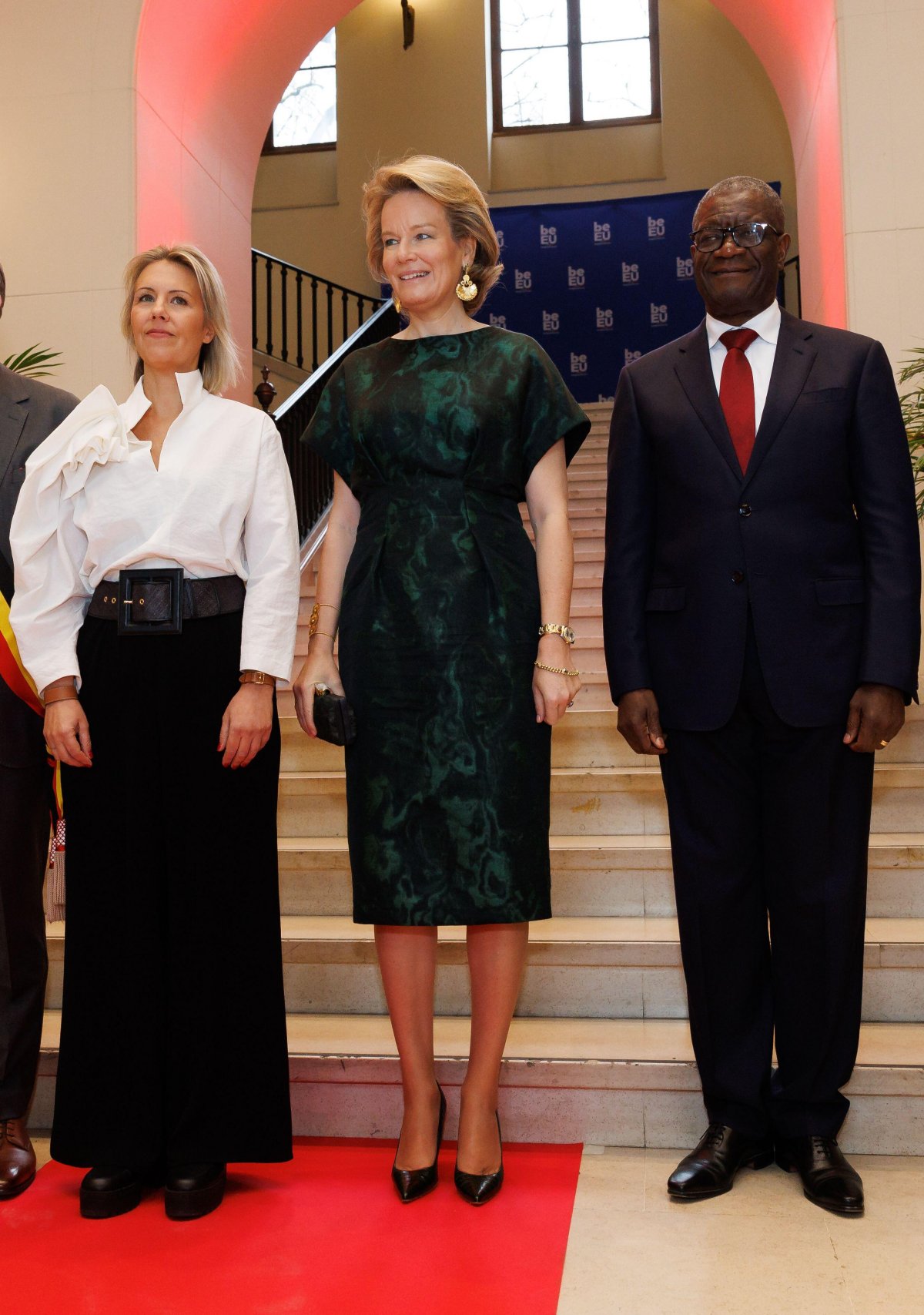 La Regina dei Belgi, con il Ministro della Difesa Ludivine Dedonder e il Dr. Denis Mukwege della Repubblica Democratica del Congo, partecipa a un seminario a Tournai il 21 marzo 2024 (KURT DESPLENTER/Belga News Agency/Alamy)