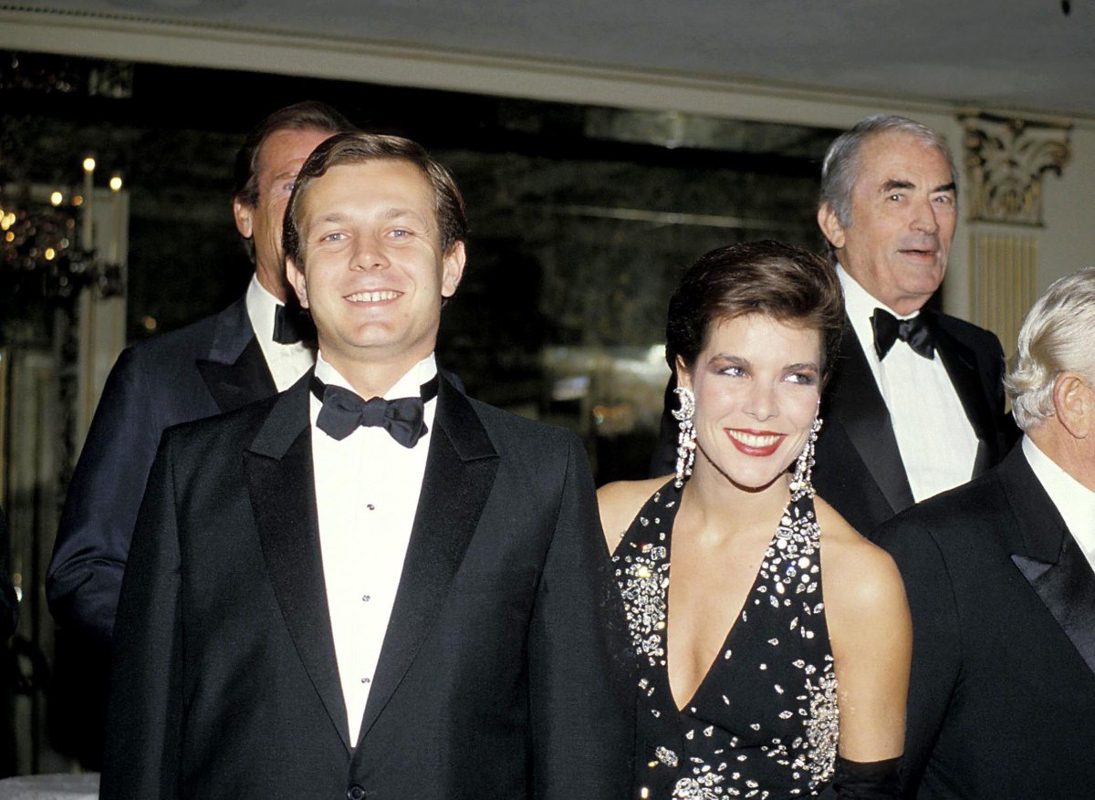 Roger Moore, Stefano Casiraghi, Principessa Caroline di Monaco, Gregory Peck e Principe Rainier III di Monaco partecipano a una cena di beneficenza per la Princess Grace Foundation presso il Beverly Wilshire Hotel a Beverly Hills, California, il 3 novembre 1985 (Ralph Dominguez/MediaPunch/Alamy)