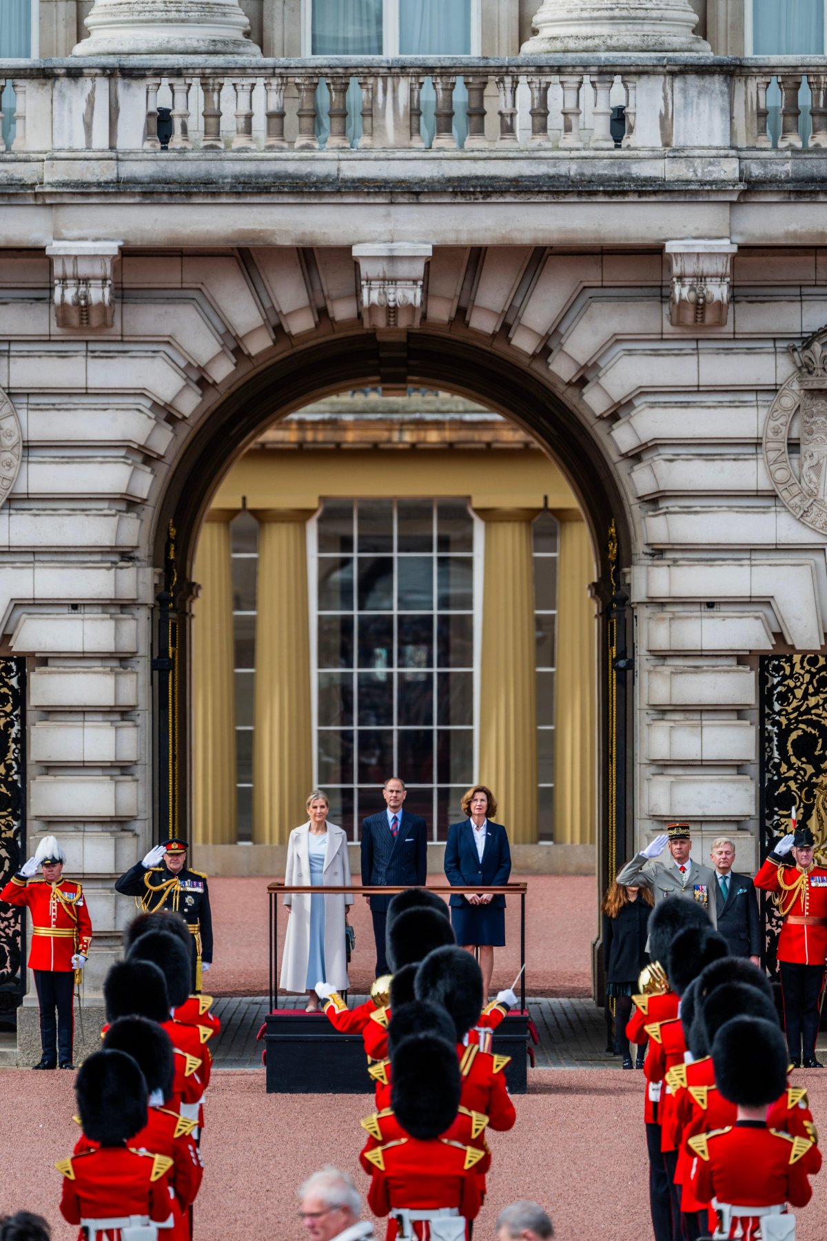 Il Duca e la Duchessa di Edimburgo, insieme all'ambasciatore francese Hélène Duchêne, durante una cerimonia speciale del Cambio della Guardia a Buckingham Palace l'8 aprile 2024 (Guy Bell/Alamy)