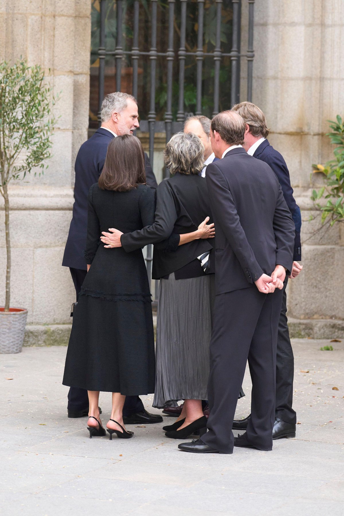 Il Re e la Regina di Spagna partecipano a una messa commemorativa per il defunto Fernando Gomez-Acebo a Madrid l'8 aprile 2024 (MPG/Alamy)