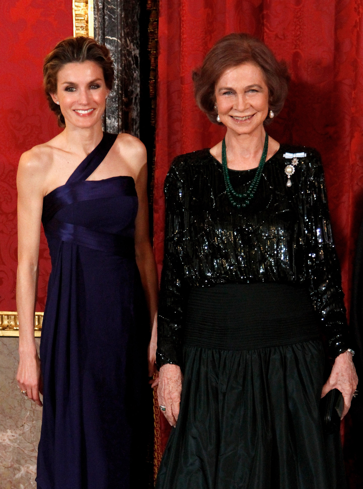 La Principessa delle Asturie e la Regina di Spagna partecipano a una cena di gala in onore dell'Emiro del Qatar al Palazzo Reale di Madrid il 25 aprile 2011 (Carlos Alvarez/Getty Images)