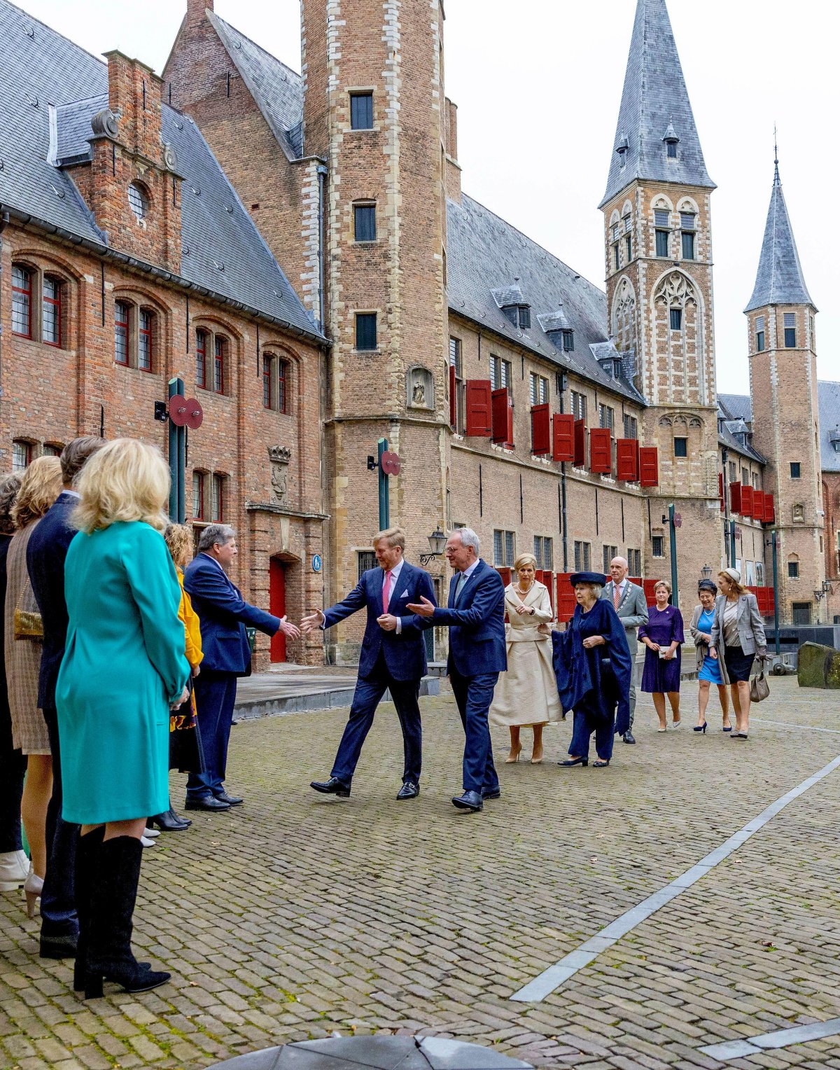 Il Re e la Regina dei Paesi Bassi, con la Principessa Beatrix, partecipano alla Cerimonia dei Premi delle Quattro Libertà nella Nieuwe Kerk di Middelburg l'11 aprile 2024 (Albert Nieboer/DPA Picture Alliance/Alamy)