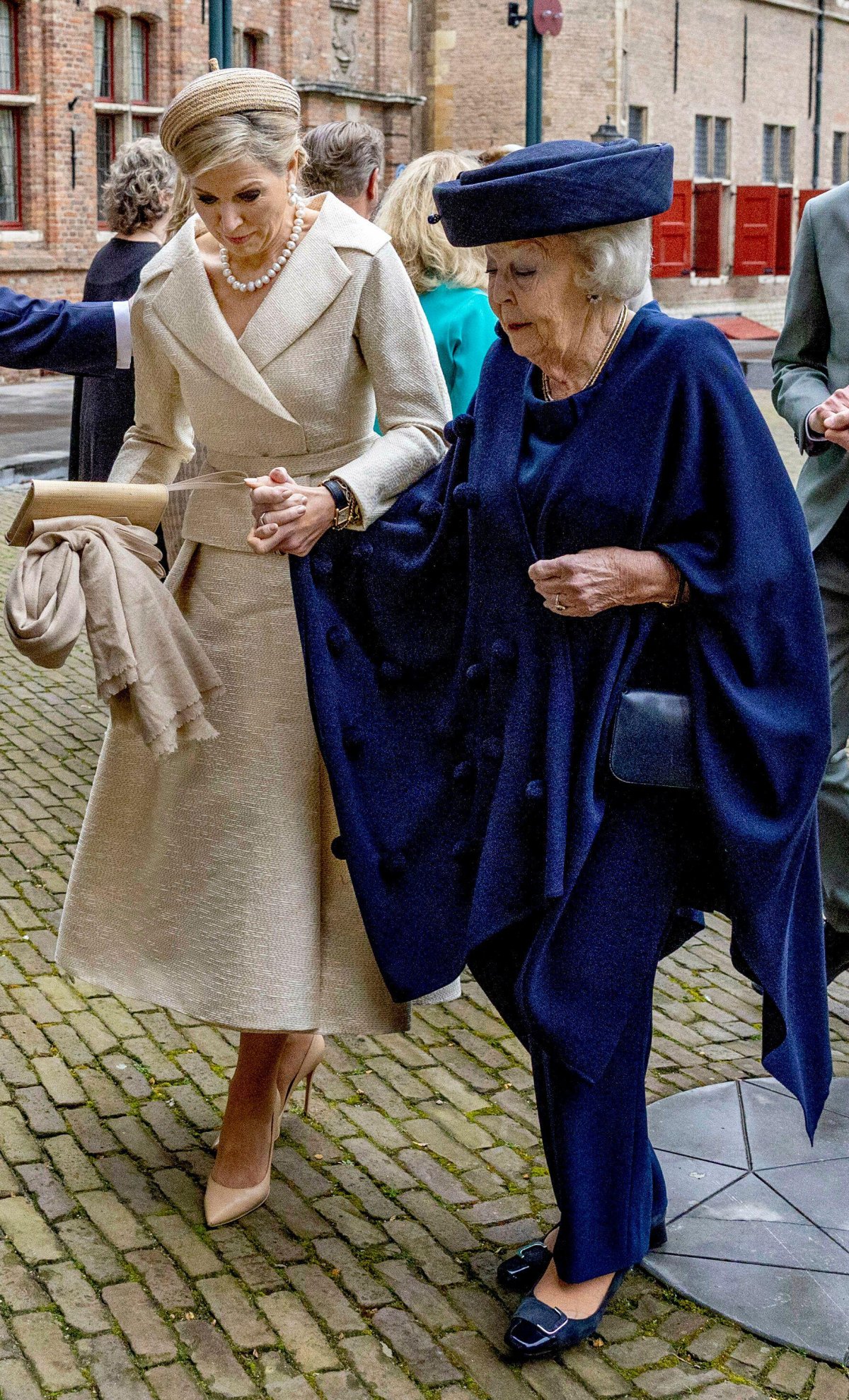 La Regina dei Paesi Bassi, con la Principessa Beatrix, partecipa alla Cerimonia dei Premi delle Quattro Libertà nella Nieuwe Kerk di Middelburg l'11 aprile 2024 (Albert Nieboer/DPA Picture Alliance/Alamy)