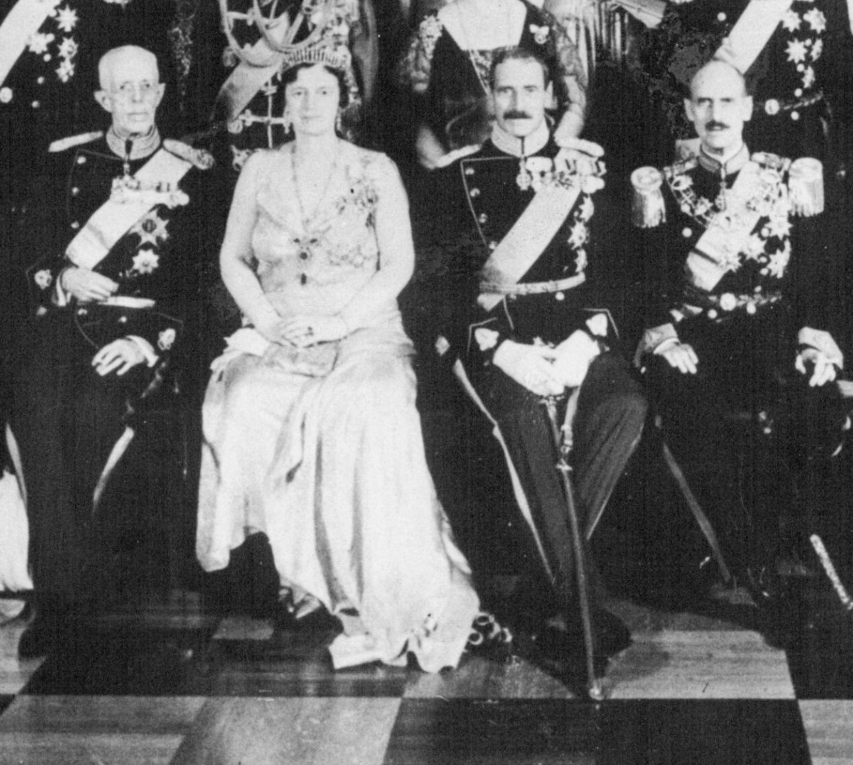 Re Gustavo V di Svezia, regina Alessandrina di Danimarca, re Cristiano X di Danimarca e re Haakon VII di Norvegia durante le celebrazioni del Giubileo d'Argento danese al Palazzo di Christiansborg a Copenaghen nel maggio 1937 (SuperStock/Alamy)