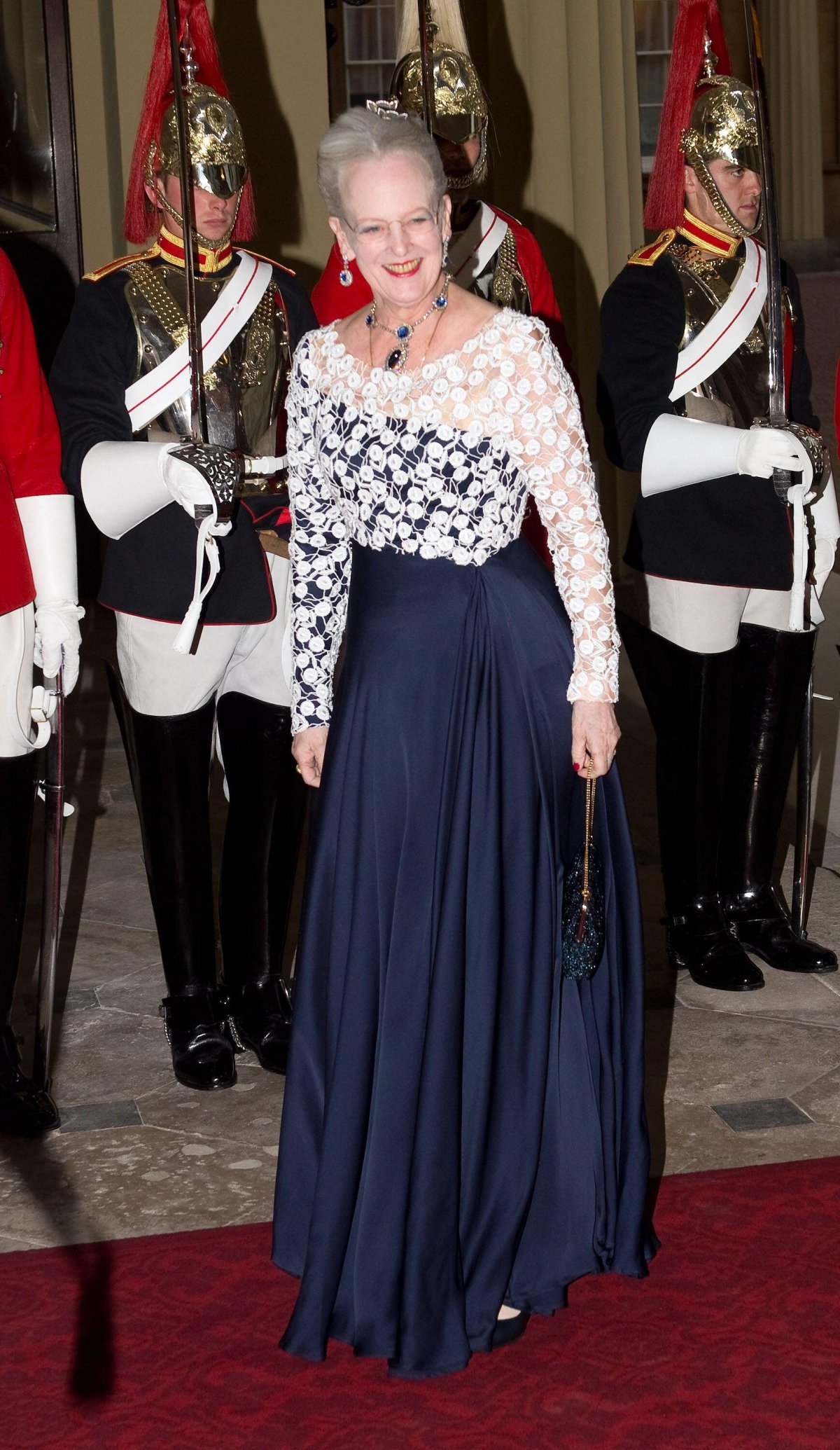 La regina Margherita II di Danimarca partecipa a una cena per sovrani stranieri ospitata dal principe del Galles e dalla duchessa di Cornovaglia per commemorare il giubileo di diamante della regina a Buckingham Palace il 18 maggio 2012 (Anwar Hussein/Alamy)