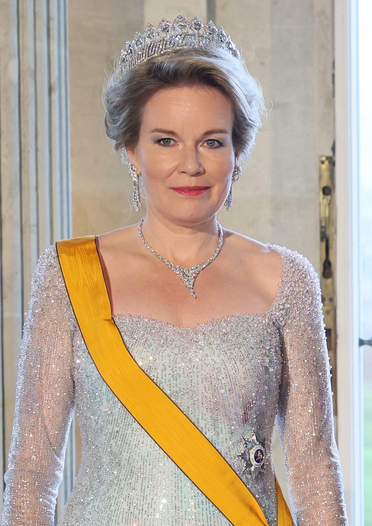 La regina Mathilde dei Belgi partecipa a un banchetto di stato al Palazzo di Laeken il 16 aprile 2024 (BENOIT DOPPAGNE/Belga News Agency/Alamy)