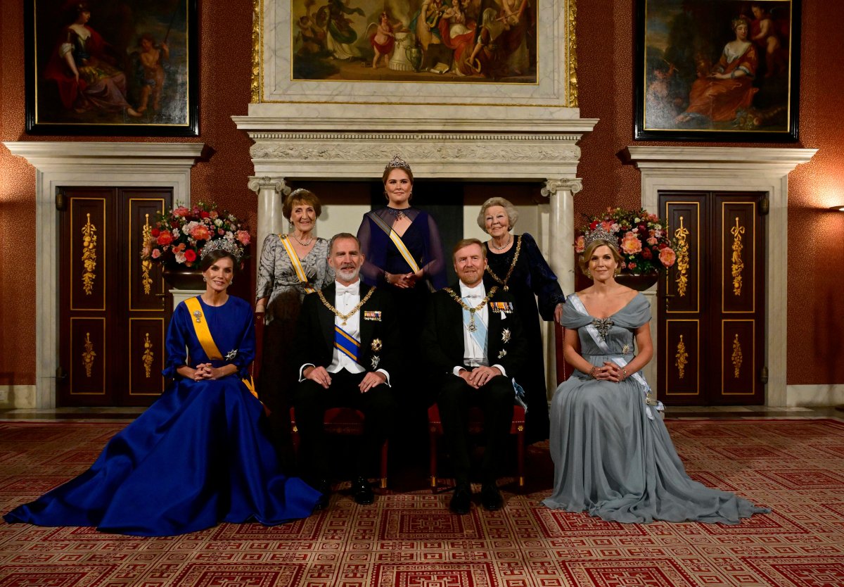 La famiglia reale olandese ospita il Re e la Regina di Spagna per un banchetto di stato al Palazzo Reale di Amsterdam il 17 aprile 2024 (Albert Nieboer/DPA Picture Alliance/Alamy)