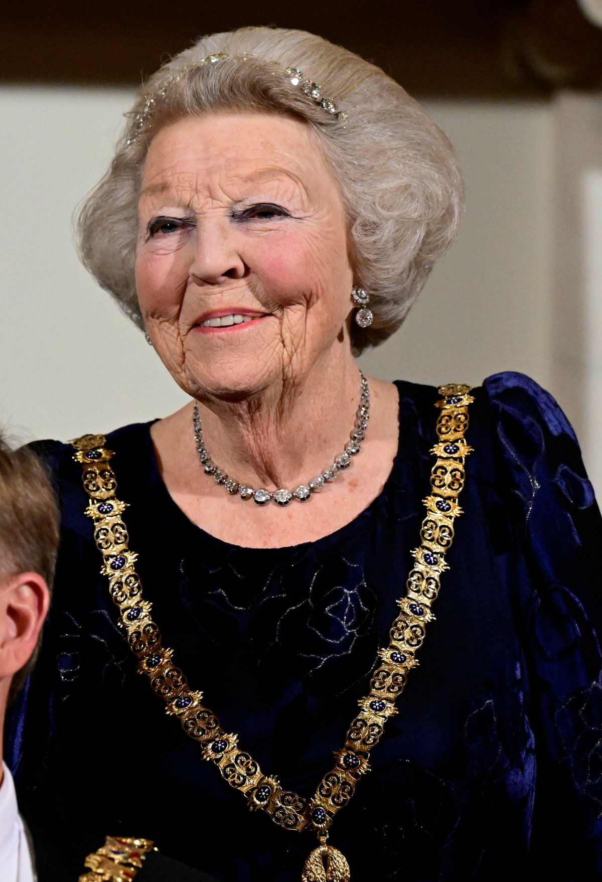 La Principessa Beatrix dei Paesi Bassi è fotografata prima di un banchetto di stato in onore del Re e della Regina di Spagna al Palazzo Reale di Amsterdam il 17 aprile 2024 (Albert Nieboer/DPA Picture Alliance/Alamy)