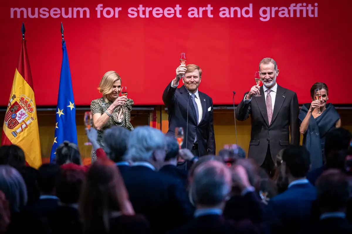 Il Re e la Regina di Spagna ospitano una ricezione al Museo STRAAT ad Amsterdam per il Re e la Regina dei Paesi Bassi il 18 aprile 2024 (Koninklijk Huis)