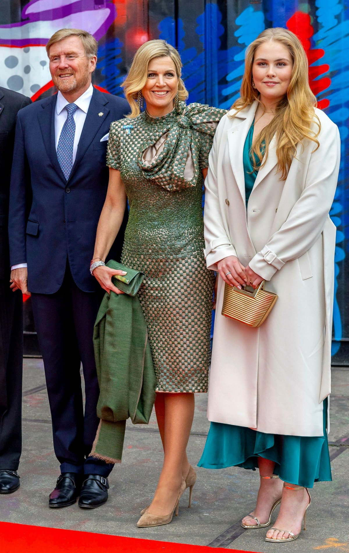 Il Re e la Regina dei Paesi Bassi, insieme alla Principessa di Orange, sono ritratti durante una ricezione al Museo STRAAT ad Amsterdam il secondo giorno della visita di stato spagnola ai Paesi Bassi il 18 aprile 2024 (Albert Nieboer/DPA Picture Alliance/Alamy)