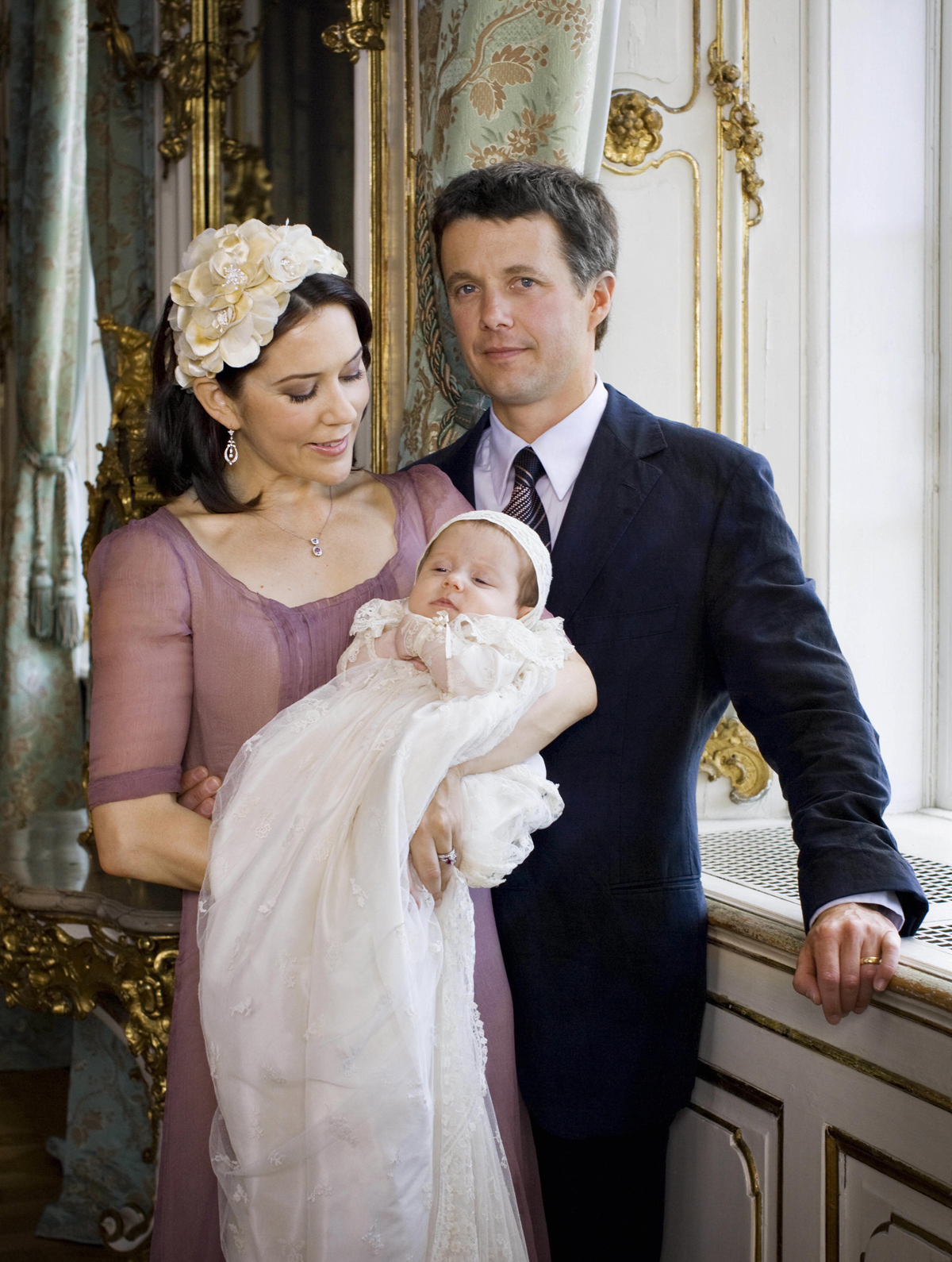 Il Principe ereditario Frederik e la Principessa ereditiera Mary di Danimarca posano con la loro figlia neonata, la Principessa Isabella, al Palazzo di Fredensborg dopo il suo battesimo il 1 luglio 2007 (Steen Brogaard/AFP/Getty Images)