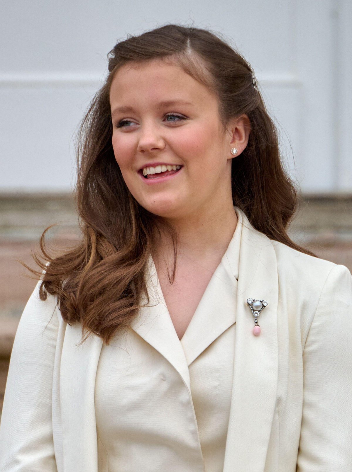 La Principessa Isabella di Danimarca è ritratta davanti al Palazzo di Fredensborg dopo la sua confermazione il 30 aprile 2022 (Stefan Lindblom/Stella Pictures/Abaca Press/Alamy)