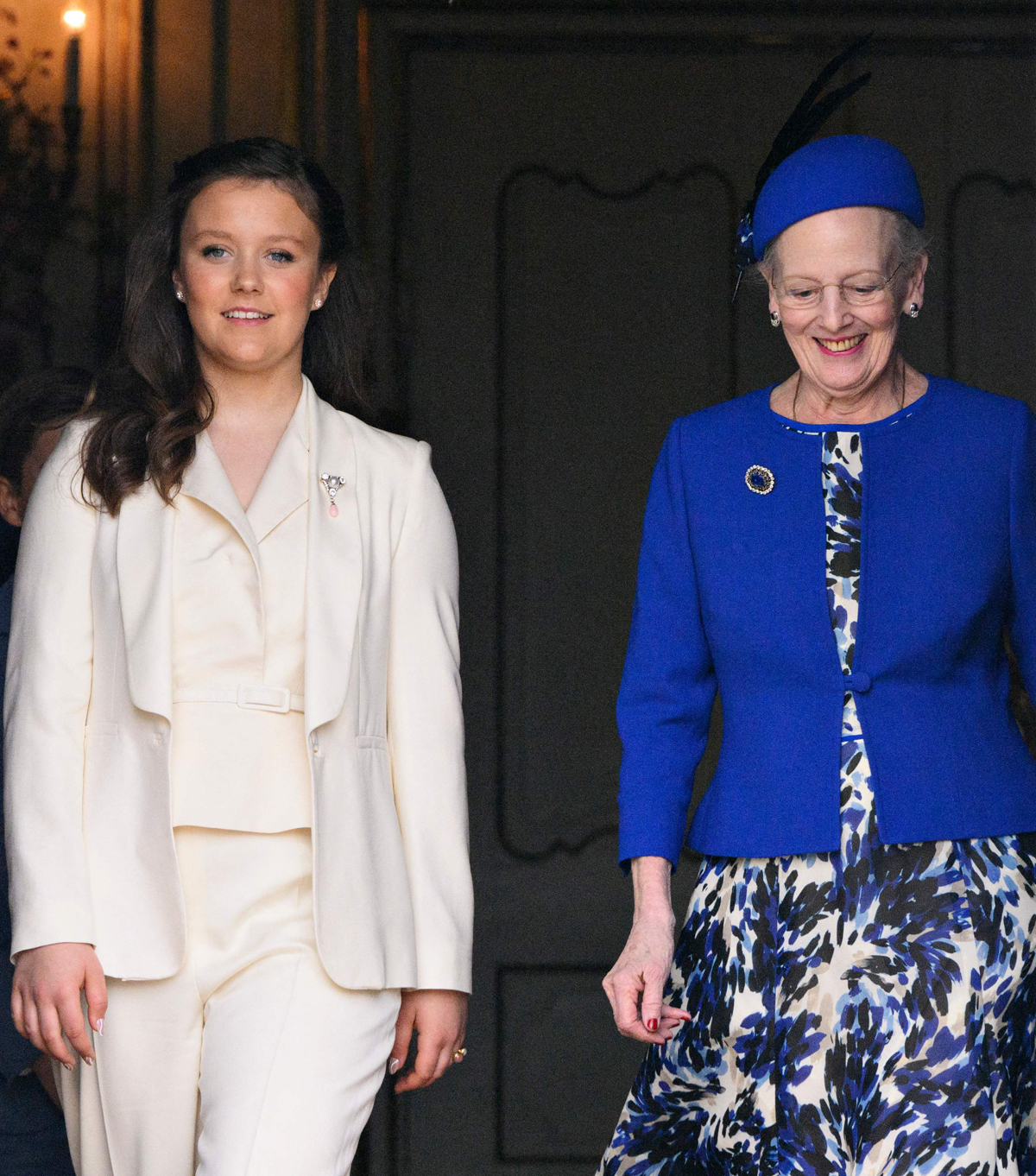 La Principessa Isabella di Danimarca e sua nonna, la Regina Margherita II, sono ritratte al Palazzo di Fredensborg dopo la sua confermazione il 30 aprile 2022 (PHILIP DAVALI/Ritzau Scanpix/AFP via Getty Images)