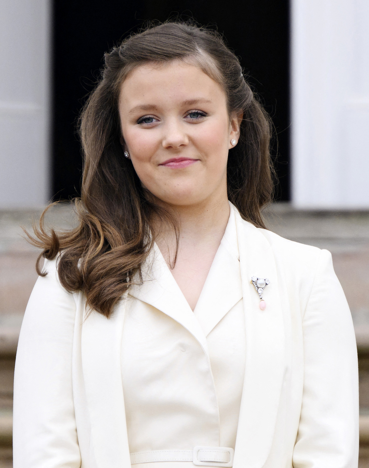 La Principessa Isabella di Danimarca è ritratta davanti al Palazzo di Fredensborg dopo la sua confermazione il 30 aprile 2022 (PHILIP DAVALI/Ritzau Scanpix/AFP via Getty Images)