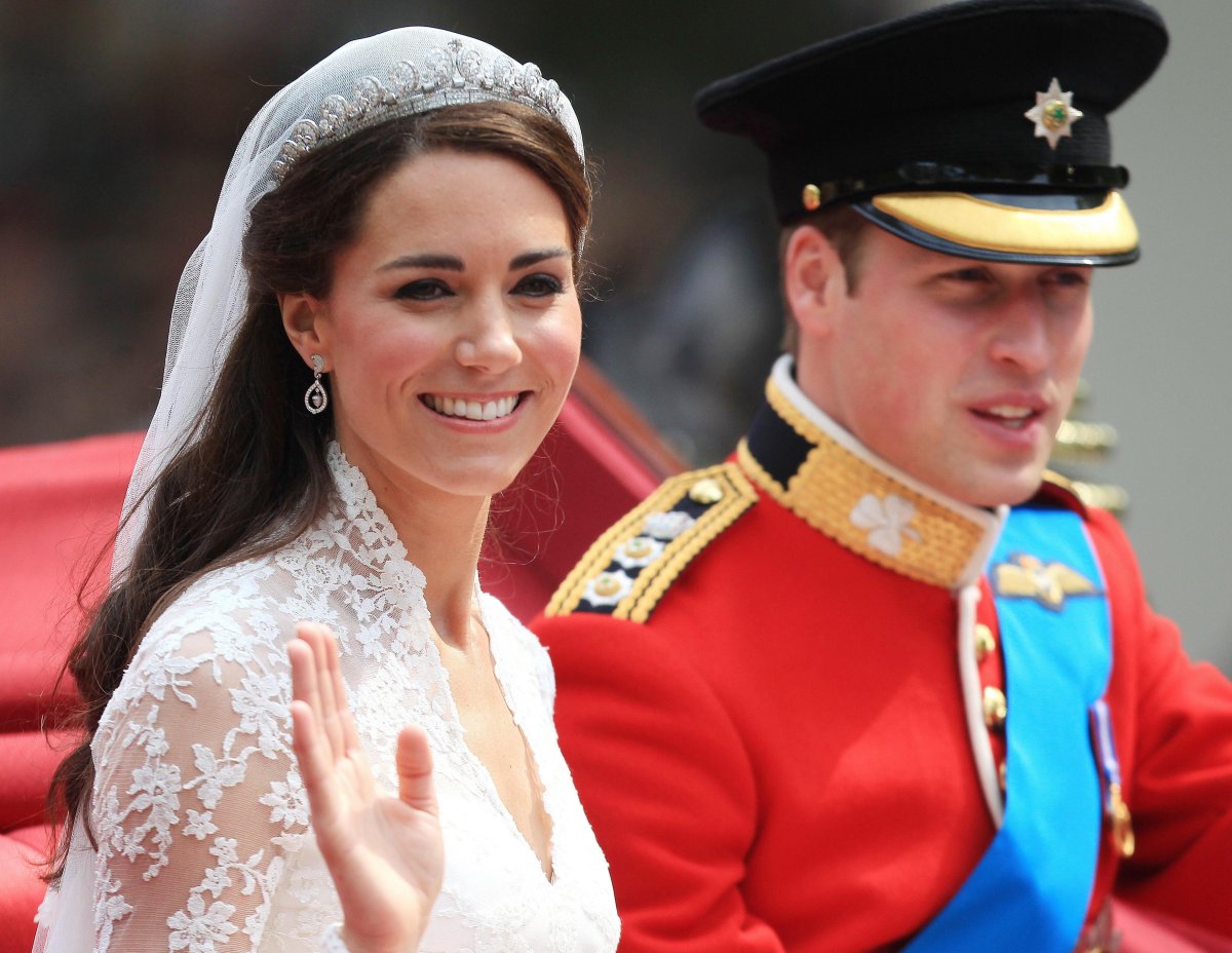 Il Duca e la Duchessa di Cambridge viaggiano da Westminster Abbey a Buckingham Palace dopo il loro matrimonio reale il 29 aprile 2011 (Mike Egerton/PA Images/Alamy)