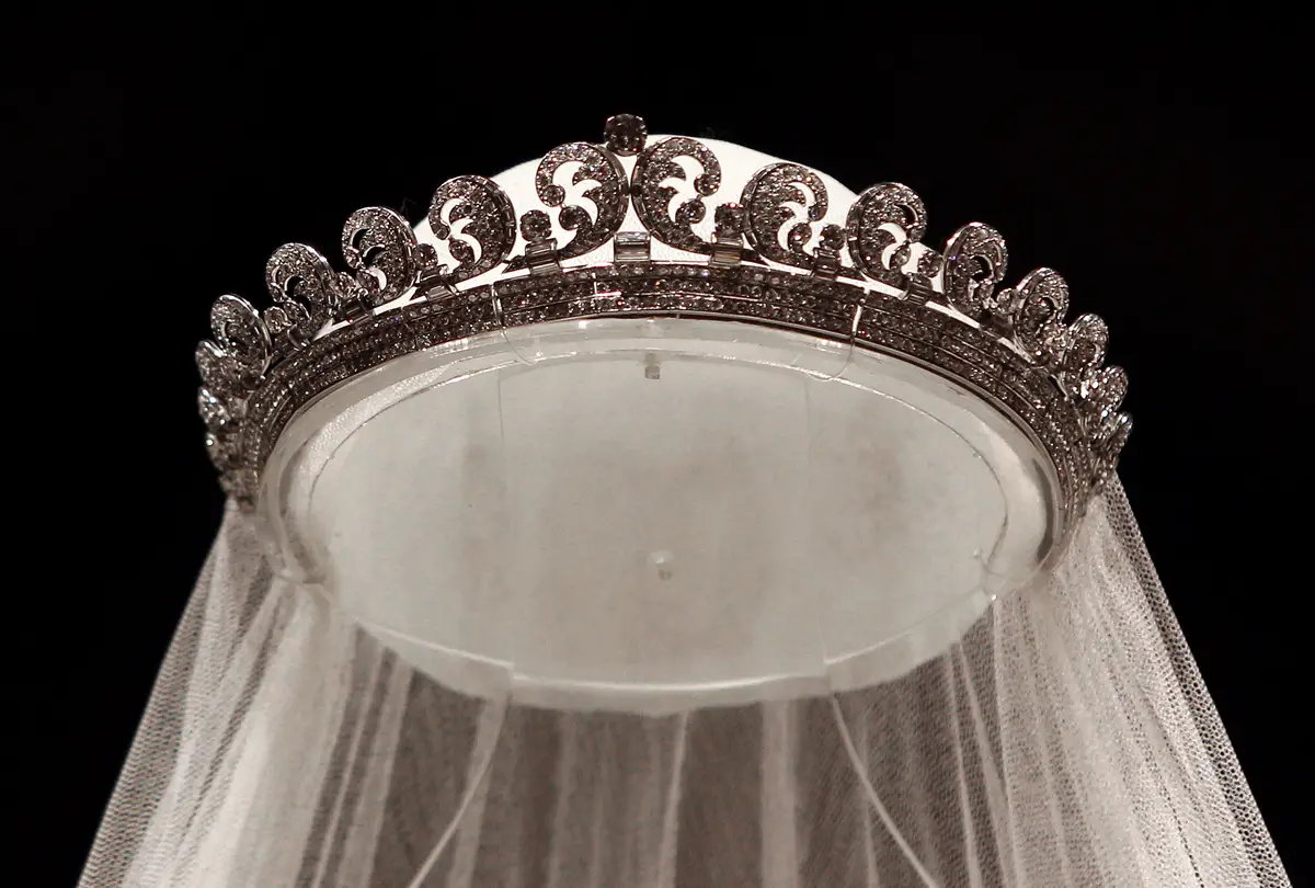 La Tiara Cartier Halo, indossata dalla Duchessa di Cambridge il giorno del suo matrimonio, è esposta a Buckingham Palace il 20 luglio 2011 (Lewis Whyld/WPA Pool/Getty Images)