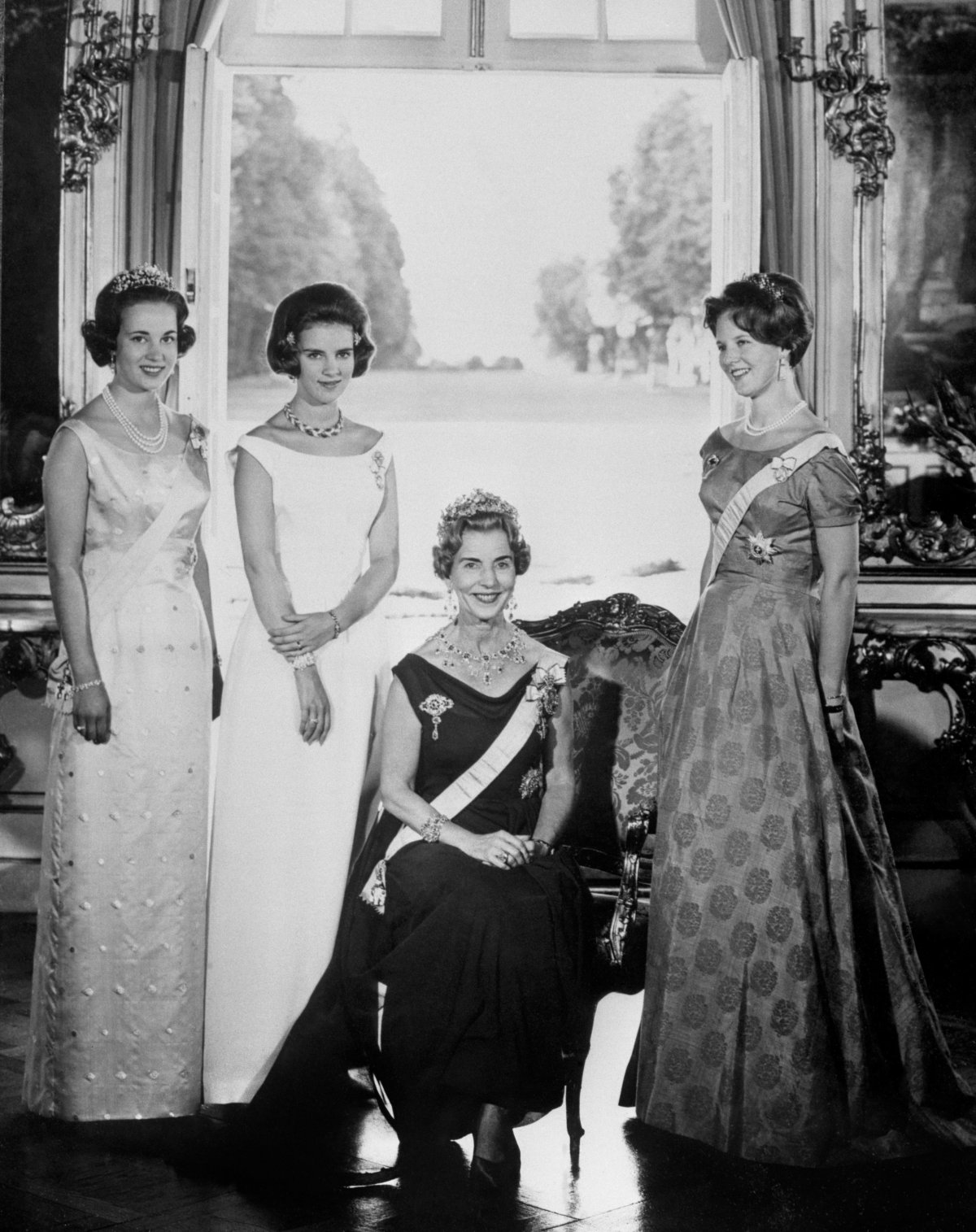 La Regina Ingrid di Danimarca è ritratta con le sue figlie, la Principessa Margrethe, la Principessa Benedikte e la Principessa Anne-Marie, circa 1963 (PA Images/Alamy)