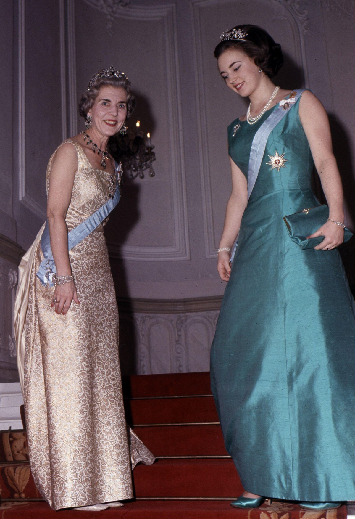 La Regina Ingrid di Danimarca e la sua seconda figlia, la Principessa Benedikte, partecipano a una funzione di gala ad Amalienborg a Copenaghen, circa 1963 (Jacob Maarbjerg/Ritzau/Alamy)