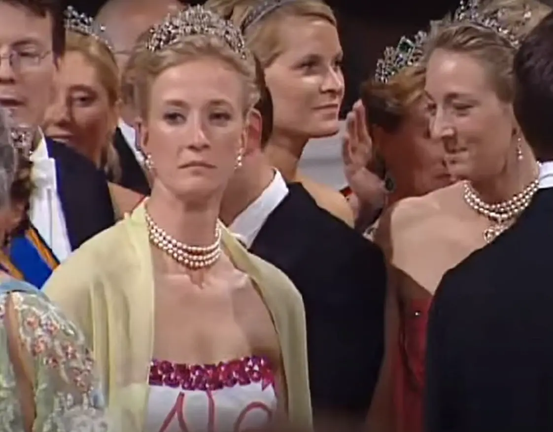 La Principessa Nathalie di Sayn-Wittgenstein-Berleburg partecipa al matrimonio del Principe Frederik e della Principessa Mary di Danimarca a Copenaghen il 14 maggio 2004 (screencapture)