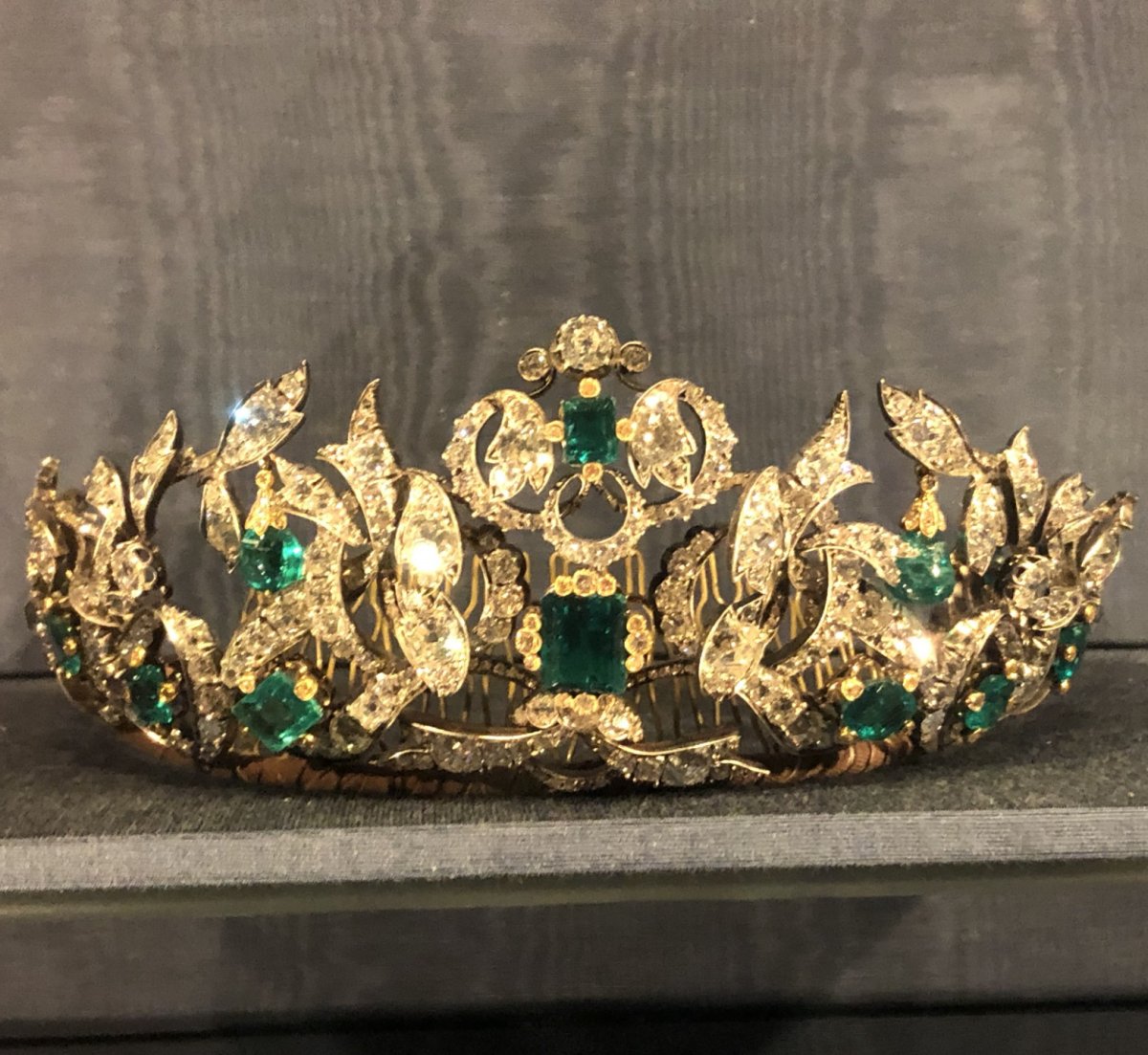 La Tiara della Parure di Smeraldo Danese, esposta con la collezione di gioielli di corona al Rosenborg Slot (Foto gentilmente condivisa da Kristina)